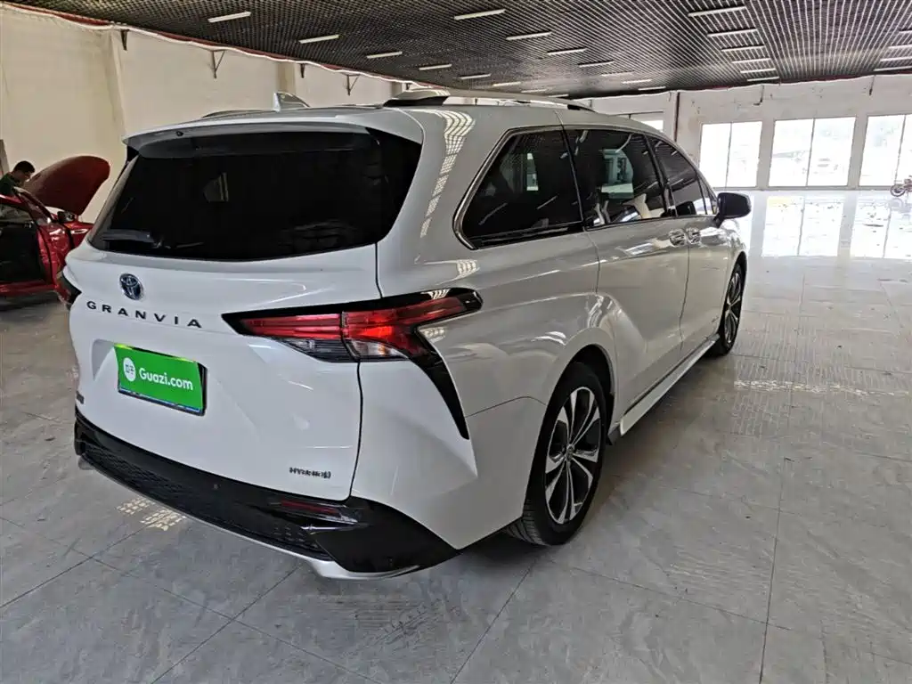 Granvia 2.5 L Hybrid Distinguished PLUS