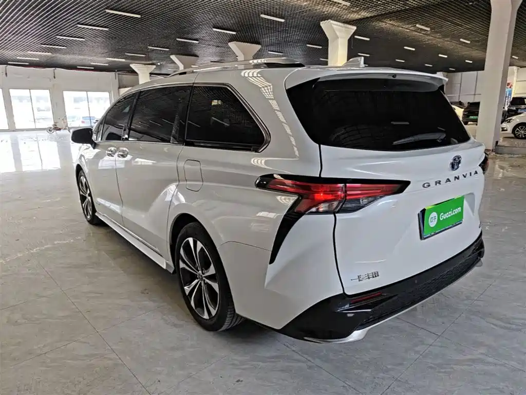 Granvia 2.5 L Hybrid Distinguished PLUS