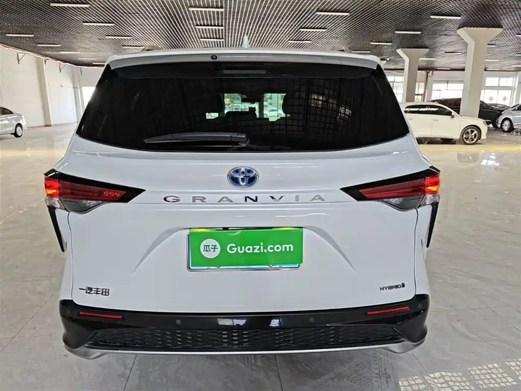 Granvia 2.5 L Hybrid Distinguished PLUS
