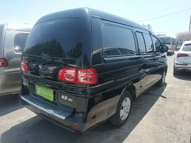 Dongfeng Lingzhi M5 L 1.6 L Basic 5-seat