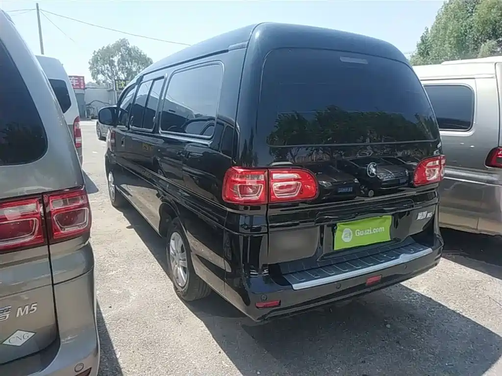 Lingzhi M5 L 1.6 L Basic 5-seat