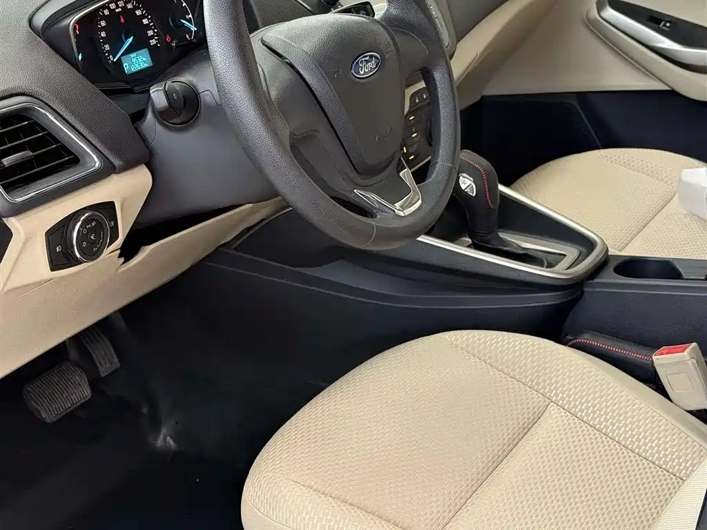 Escort 1.5 L Auto Comfort