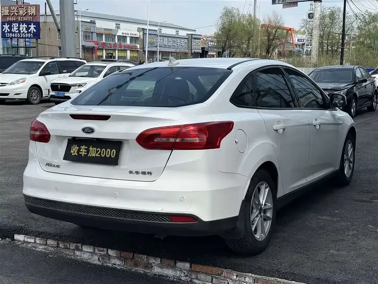 Ford Focus Sedan 1.6 L Auto Style Smart Travel