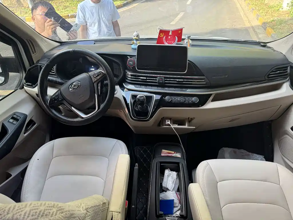 Xintu V90 新途V90 2024款 智达营运版 2.0 T手动后驱长轴高顶后单胎9座
