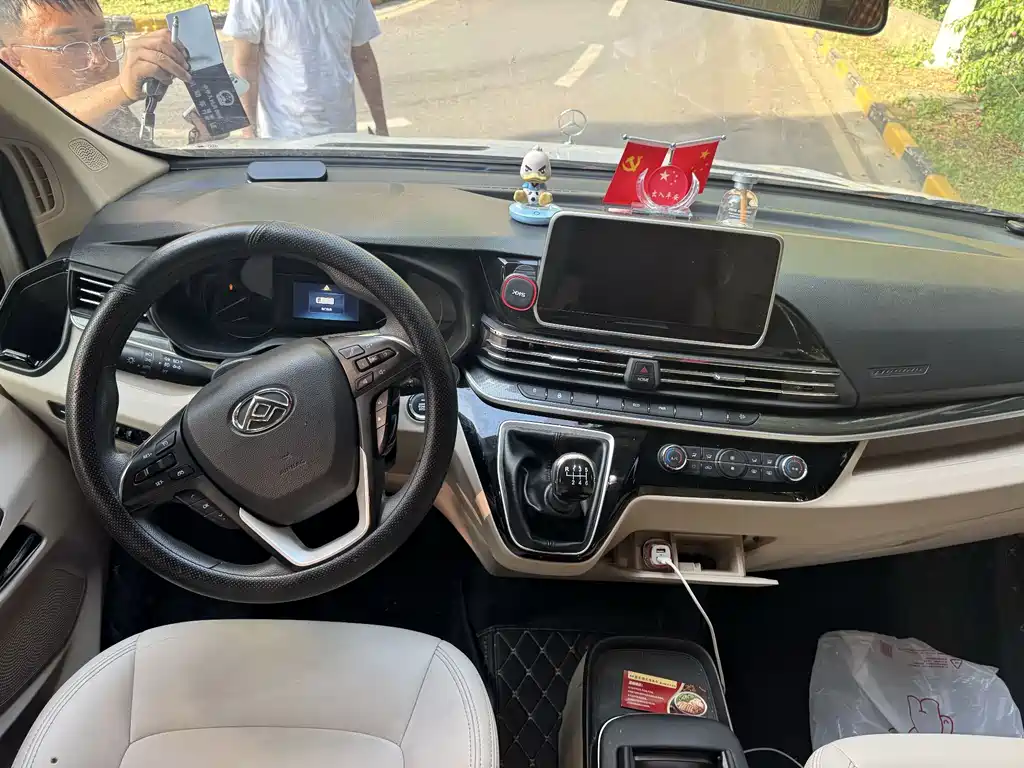 Xintu V90 新途V90 2024款 智达营运版 2.0 T手动后驱长轴高顶后单胎9座