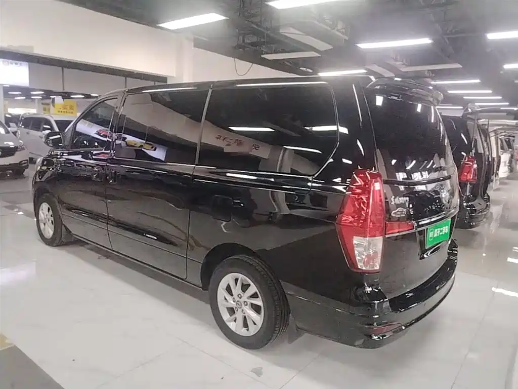 Lingzhi PLUS 2.0 L Manual Luxury 7-seat