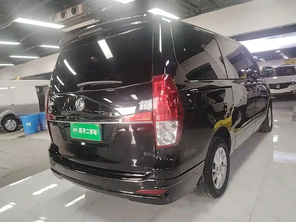 Lingzhi PLUS 2.0 L Manual Luxury 7-seat