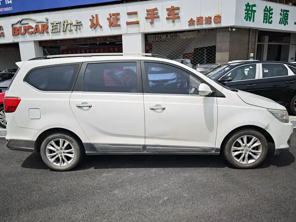 Baojun 730 1.5 L Manual Comfort 7-seat CN-V