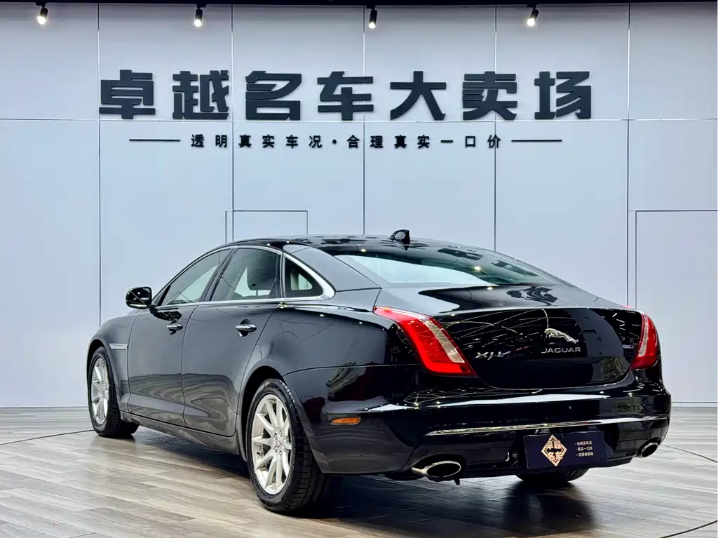 Jaguar XJ XJL 2.0 T 2 WD Graceful Business
