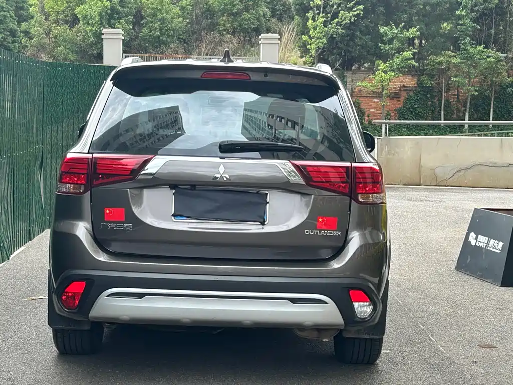 Outlander 2.0 L 2 WD Smooth Enjoyment 7-seat CN-VI
