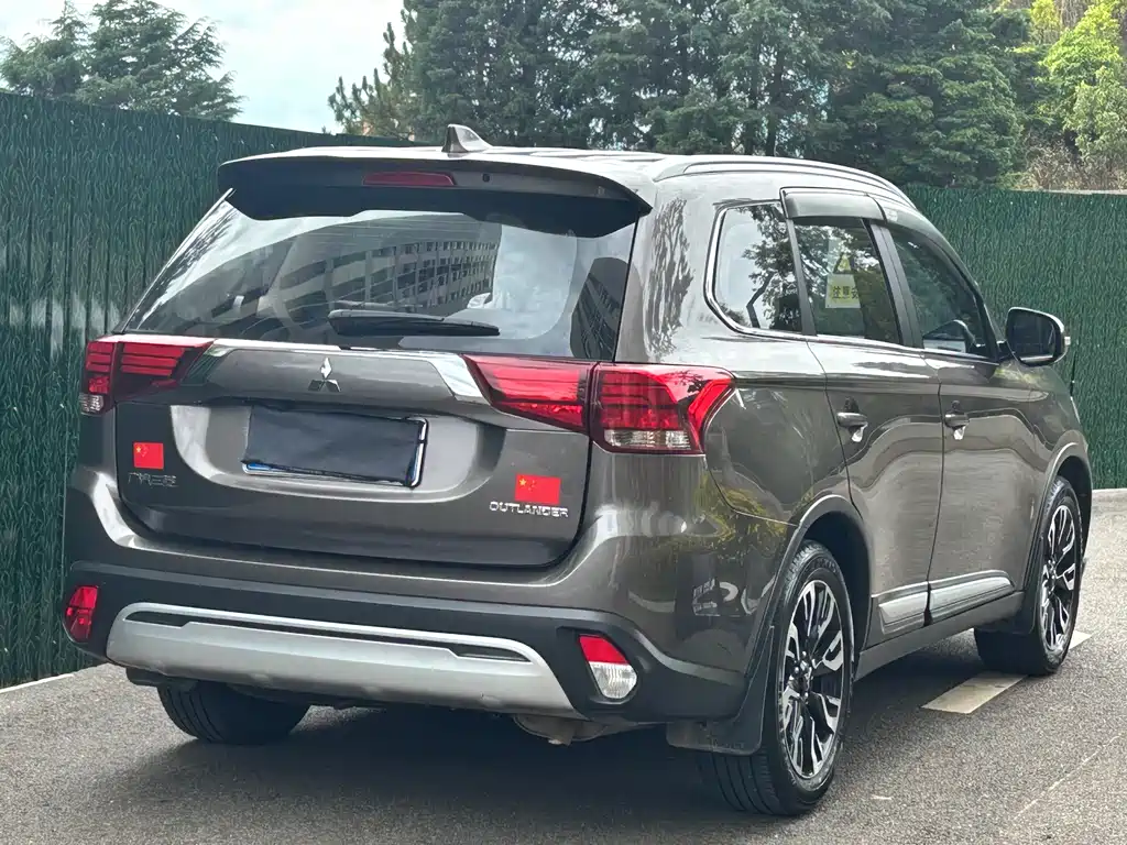 Outlander 2.0 L 2 WD Smooth Enjoyment 7-seat CN-VI
