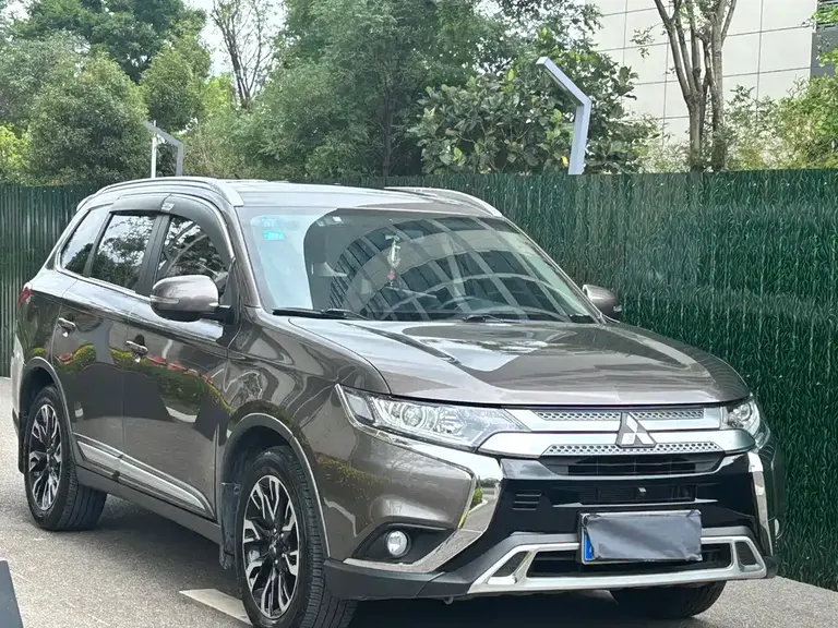 Mitsubishi Outlander 2.0 L 2 WD Smooth Enjoyment 7-seat CN-VI