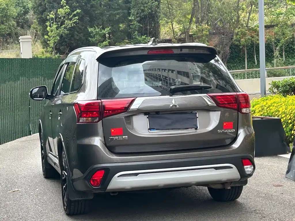 Outlander 2.0 L 2 WD Smooth Enjoyment 7-seat CN-VI