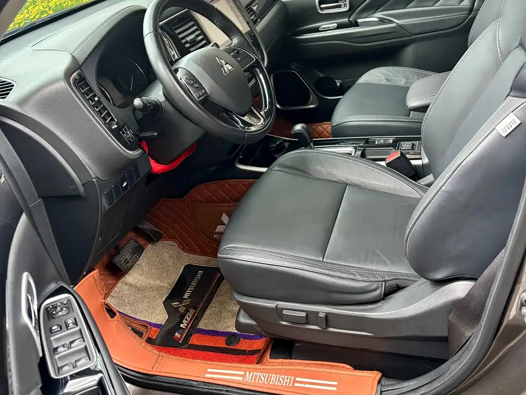 Outlander 2.0 L 2 WD Smooth Enjoyment 7-seat CN-VI