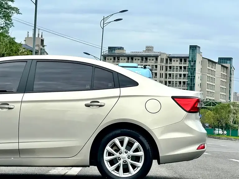 Roewe i5 1.5 L Manual 4 G Connected Leading Luxury