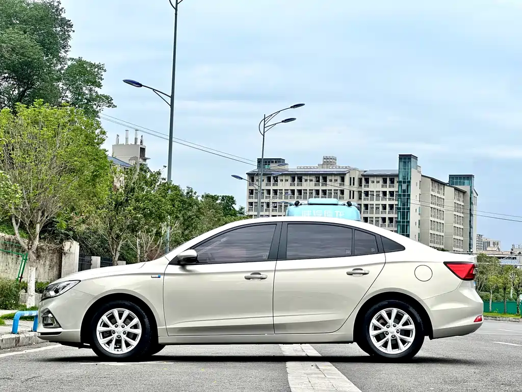 Roewe i5 1.5 L Manual 4 G Connected Leading Luxury