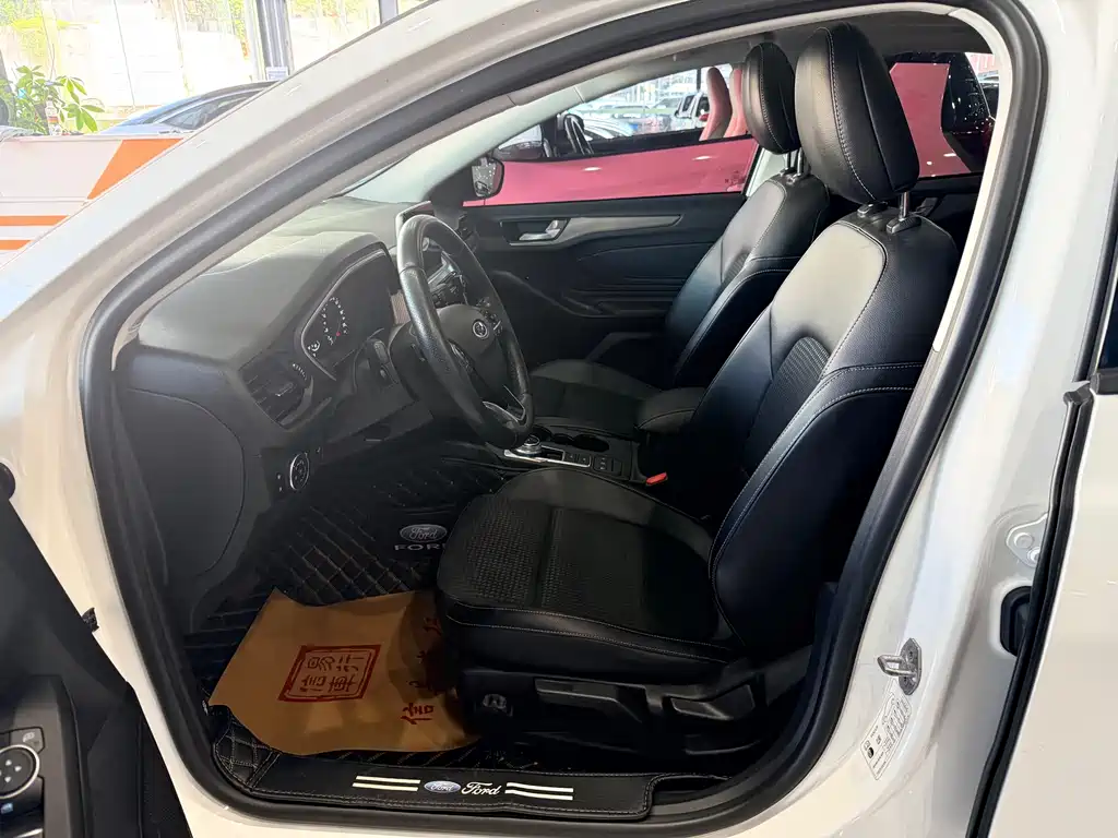 Focus Sedan EcoBoost 180 Auto Sharp Trend