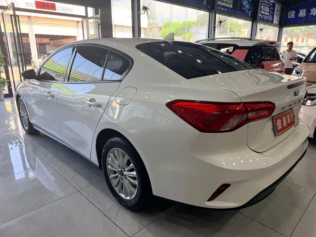 Focus Sedan EcoBoost 180 Auto Sharp Trend