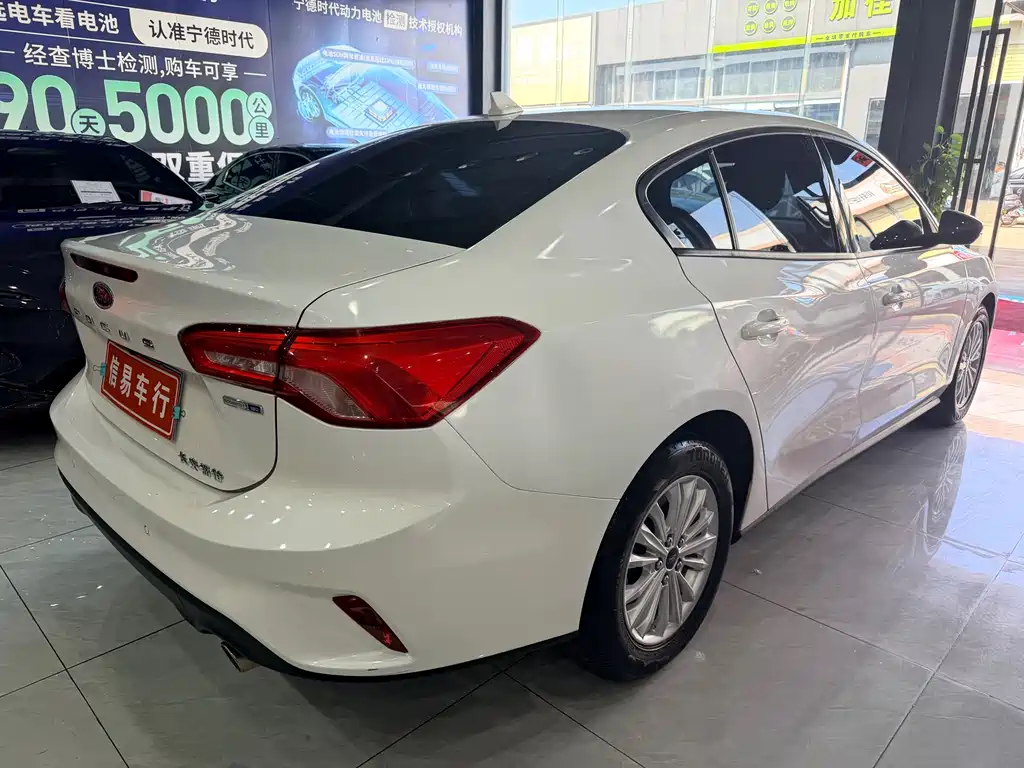 Focus Sedan EcoBoost 180 Auto Sharp Trend