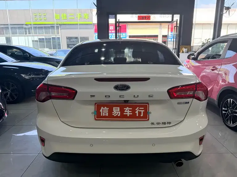 Ford Focus Sedan EcoBoost 180 Auto Sharp Trend