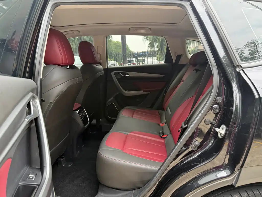 Dongfeng Fengshen AX7 PRO 1.6 T Auto Glory