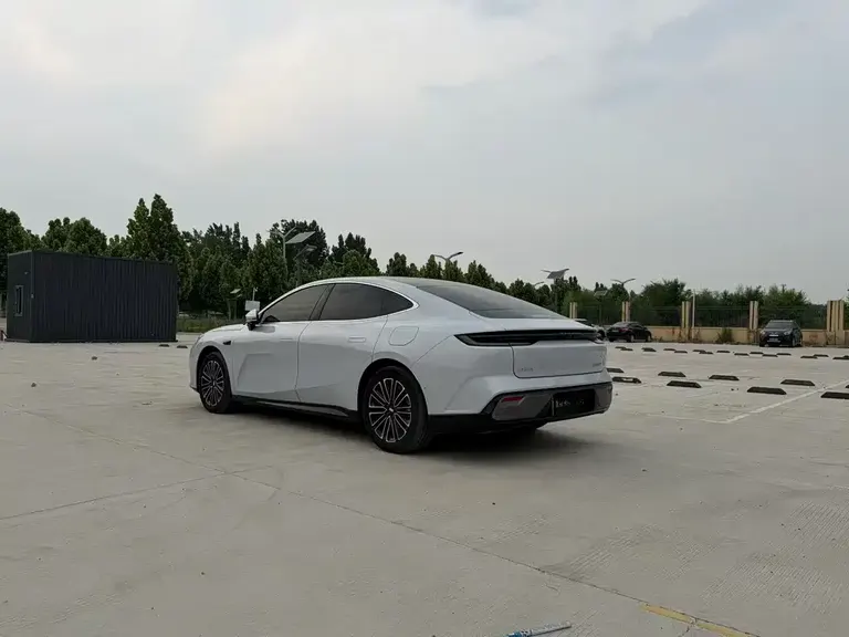 Geely Galaxy Xingyao 8 130 km EM-i Distinguished