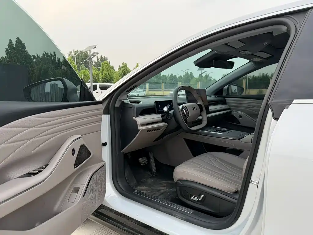 Galaxy Xingyao 8 130 km EM-i Distinguished