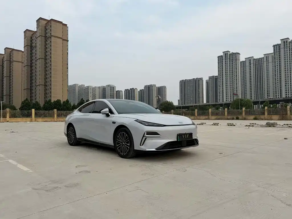 Galaxy Xingyao 8 130 km EM-i Distinguished