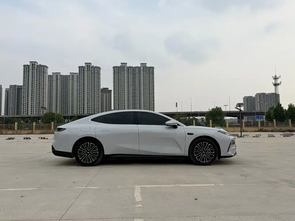 Galaxy Xingyao 8 130 km EM-i Distinguished