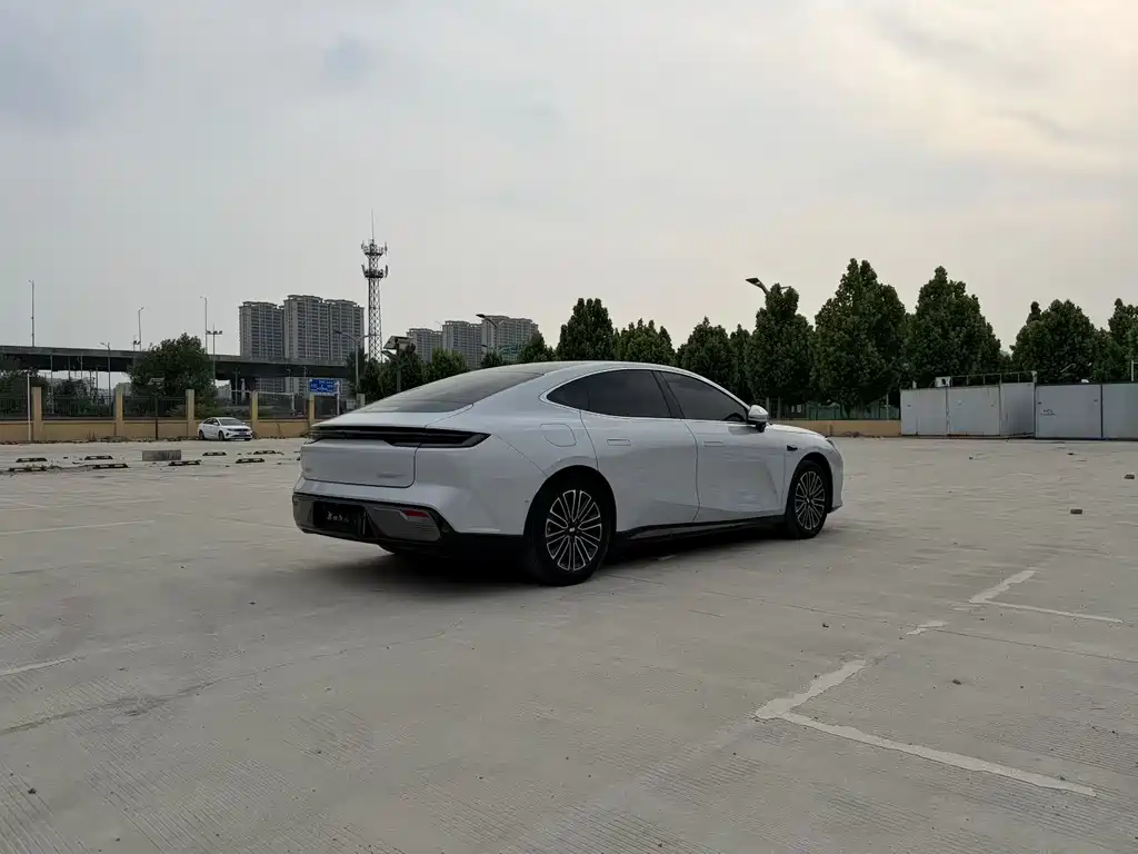 Galaxy Xingyao 8 130 km EM-i Distinguished