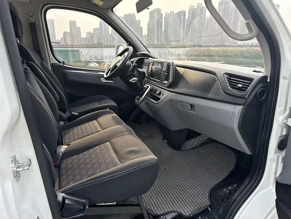 Xintu V80 新途V80 2021款 2.0 T PLUS AMT傲运通长轴中顶6/7/8/9座