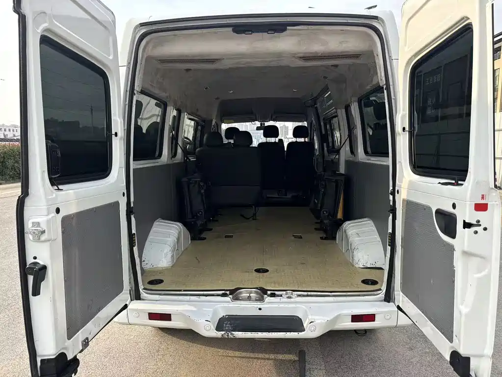 Xintu V80 新途V80 2021款 2.0 T PLUS AMT傲运通长轴中顶6/7/8/9座