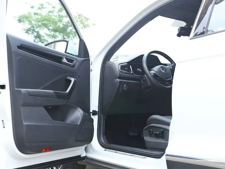Volkswagen T-ROC 280 TSI DSG 4 WD Luxury Connected