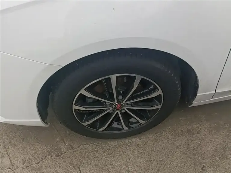 Roewe i5 1.5 L Manual 4 G Connected Leading Luxury Flagship