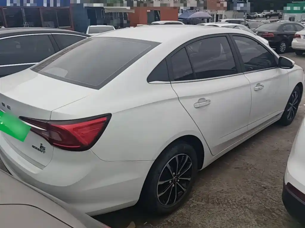 Roewe i5 1.5 L Manual 4 G Connected Leading Luxury Flagship