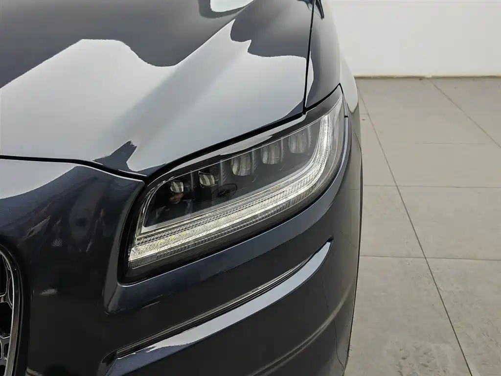 Nautilus 2.7 T 4 WD Honor Shine