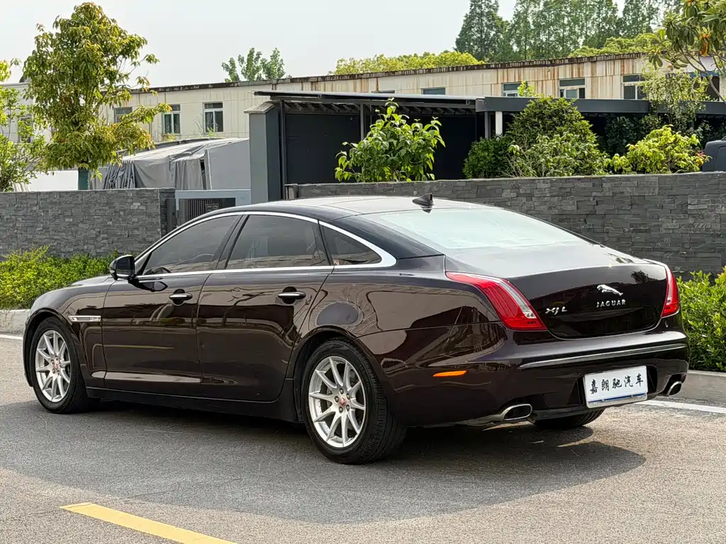 Jaguar XJ XJL 2.0 T Graceful Business