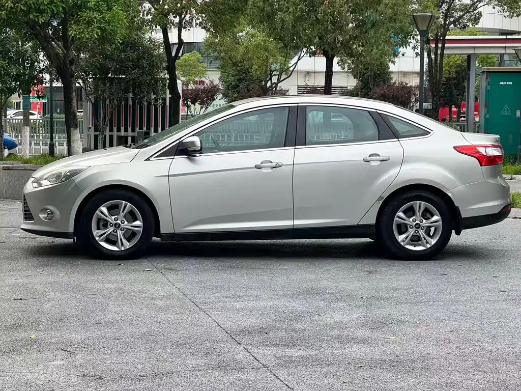 Focus Sedan 1.6 L Auto Distinguished