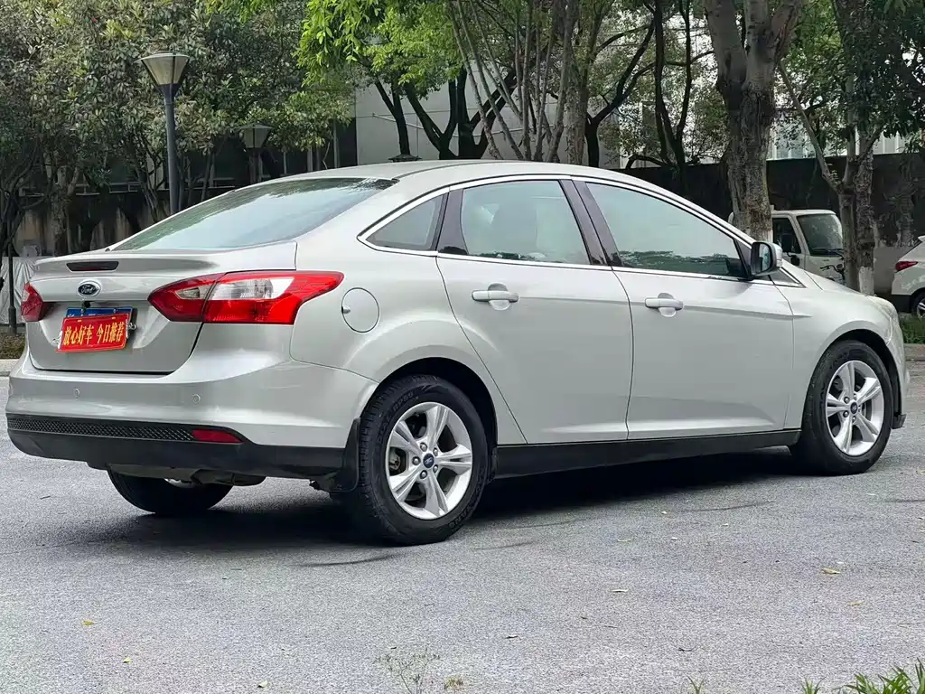 Focus Sedan 1.6 L Auto Distinguished