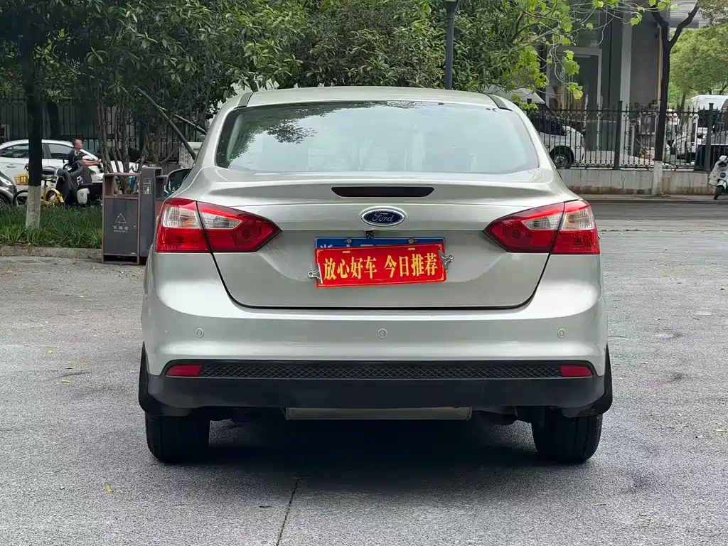 Focus Sedan 1.6 L Auto Distinguished