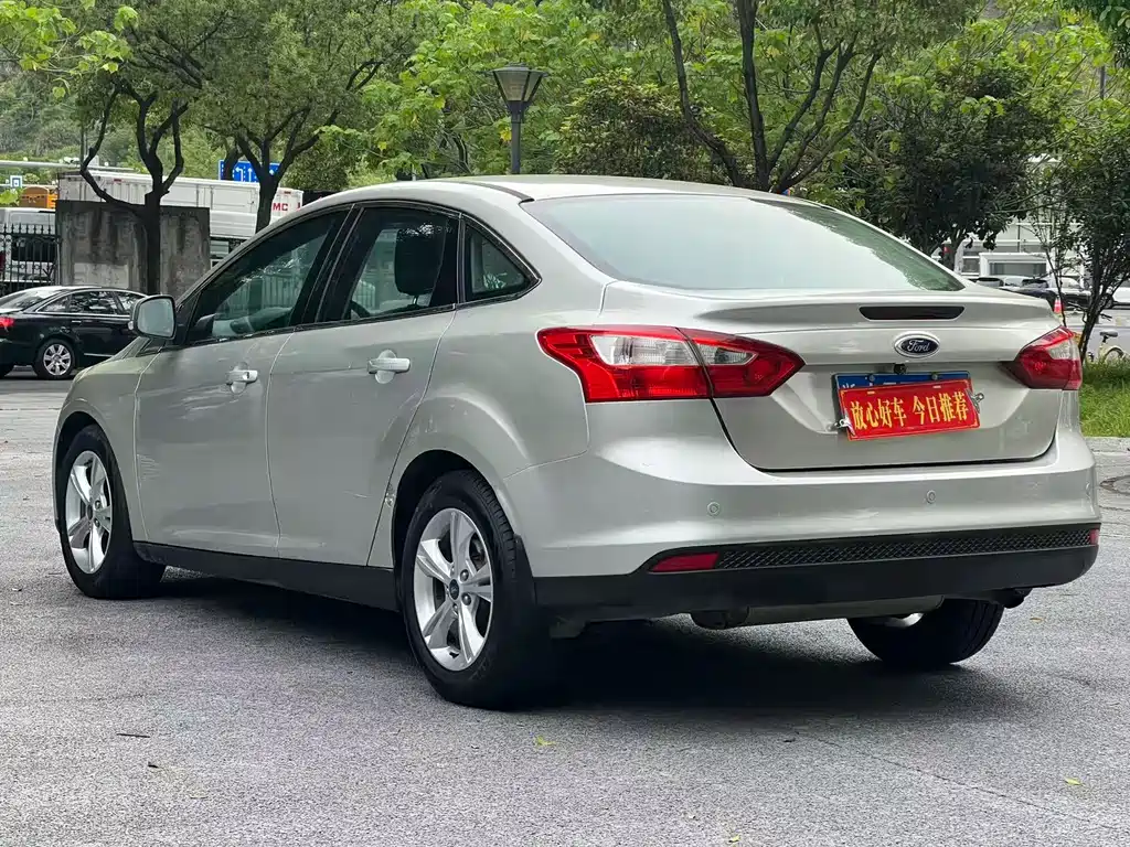 Focus Sedan 1.6 L Auto Distinguished