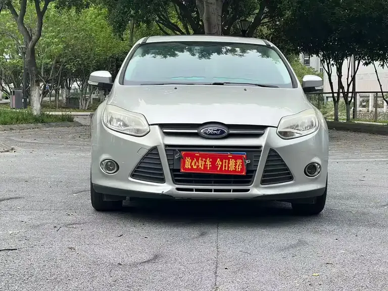 Ford Focus Sedan 1.6 L Auto Distinguished