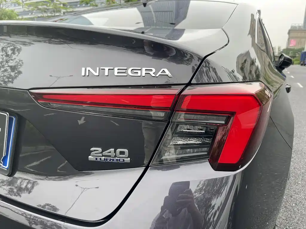 Integra 240 TURBO CVT Tech