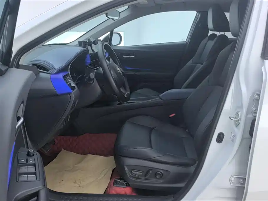 Toyota C-HR 2.0 L Leading