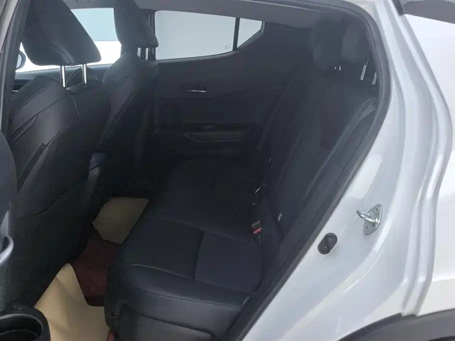 Toyota C-HR 2.0 L Leading