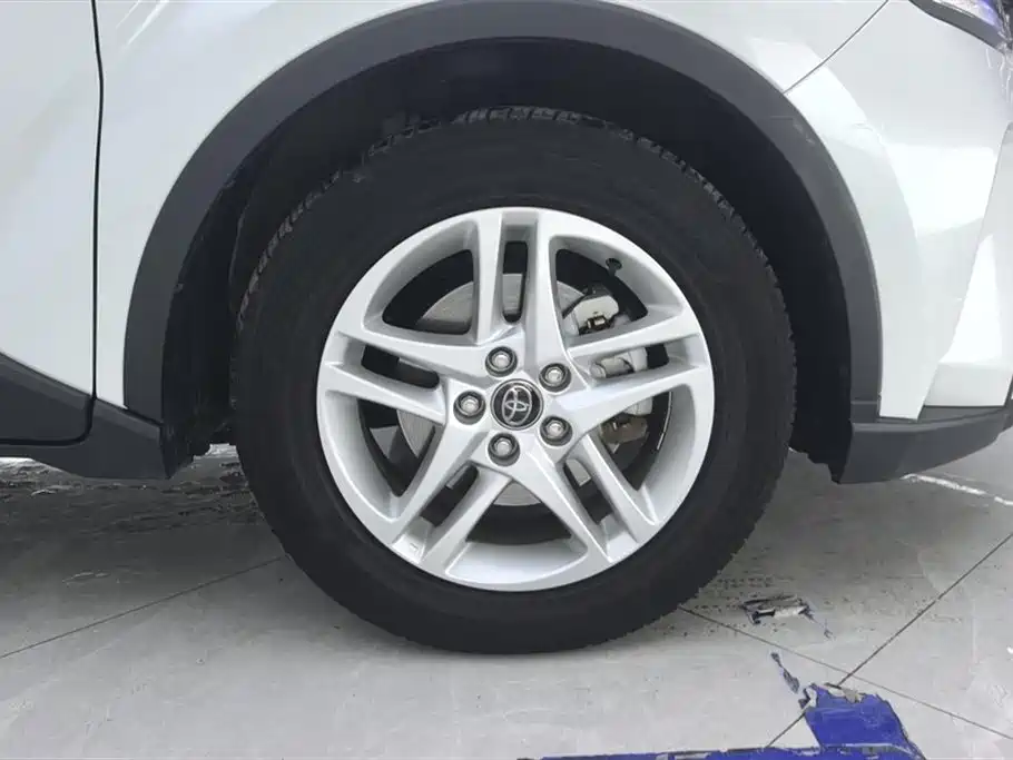 Toyota C-HR 2.0 L Leading