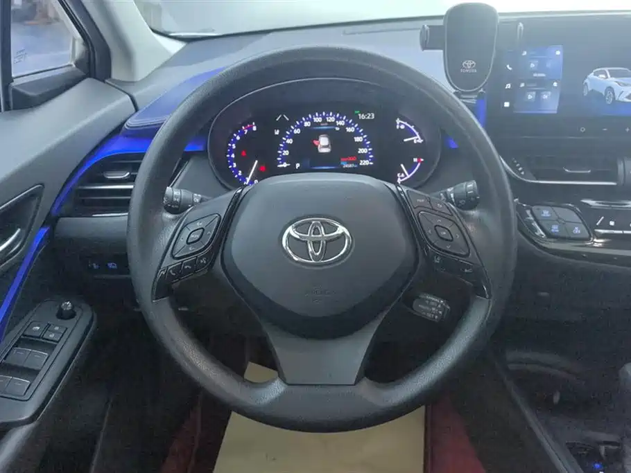 Toyota C-HR 2.0 L Leading