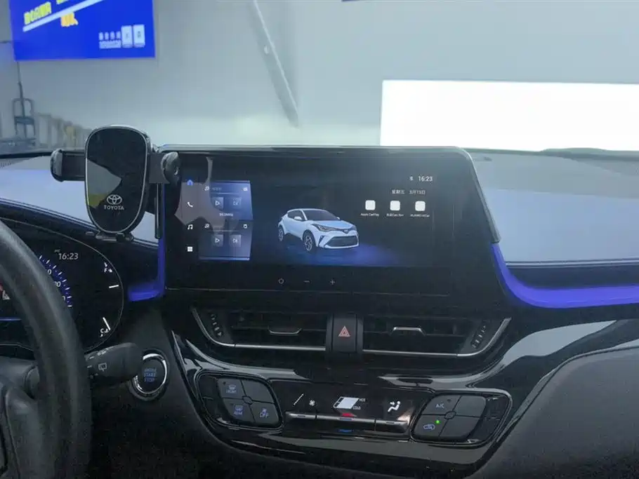 Toyota C-HR 2.0 L Leading