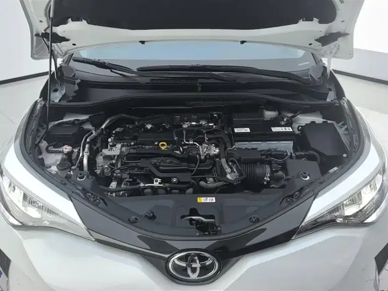 Toyota C-HR 2.0 L Leading