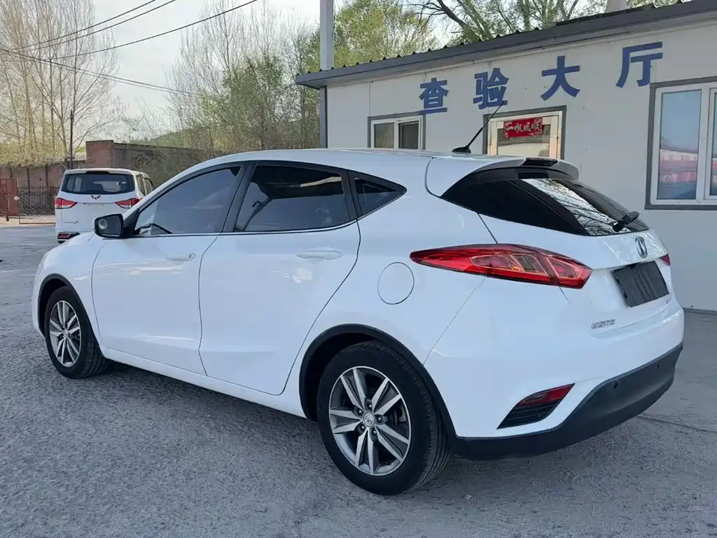 Eado XT 1.6 L Auto Premium Cool CN-V
